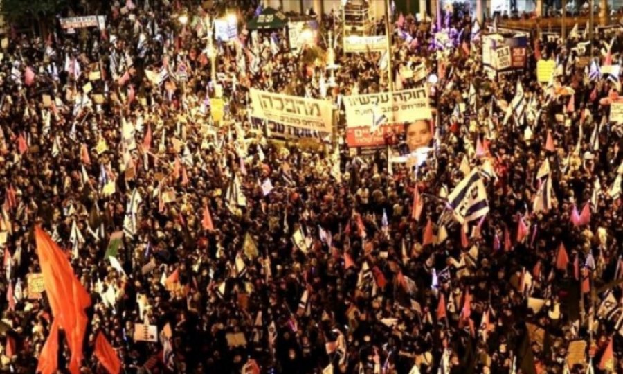 Netanyahu karşıtları siyah bayraklarla Başbakanlık konutuna yürüdü