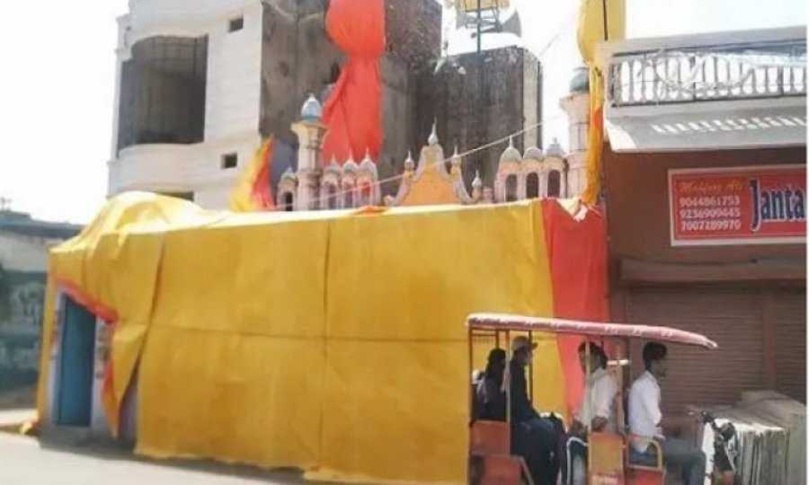 Hindistan polisinden camileri korumak için tuhaf uygulama