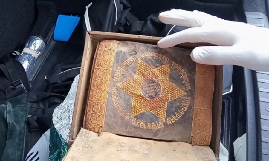 Samsun'da altın işlemeli 2500 yıllık Tevrat ele geçirildi