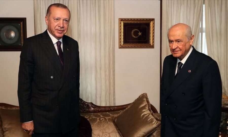 Çarpıcı yazı: Bahçeli'nin amacı AK Parti'yi kapattırmak mı?