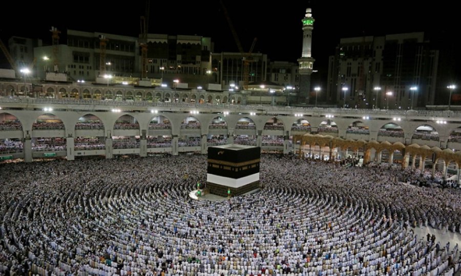 Suudi Arabistan, Kabe'de namaz için aşı olma veya Kovid-19'u geçirip iyileşme şartı getirdi