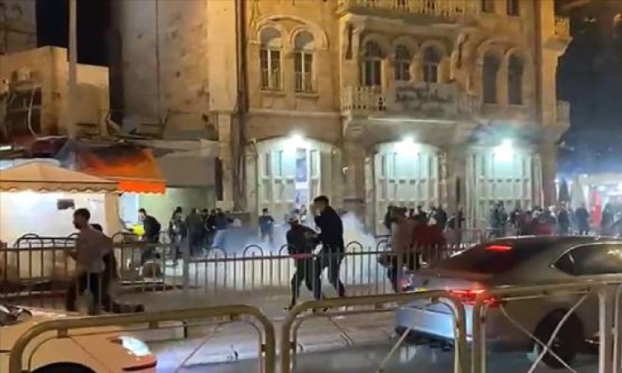 İşgalci İsrail polisi Filistinli gençlere ses bombası attı