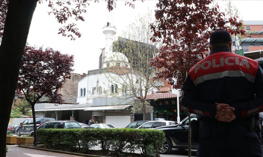 Arnavutluk'ta camide düzenlenen bıçaklı saldırıda 5 kişi yaralandı