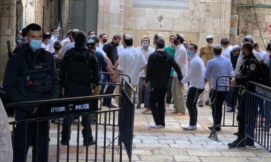 Fanatik Yahudilerden Mescid-i Aksa'ya polis himayesinde baskın