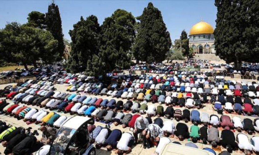 Mescid-i Aksa'da 60 bin Müslüman omuz omuza