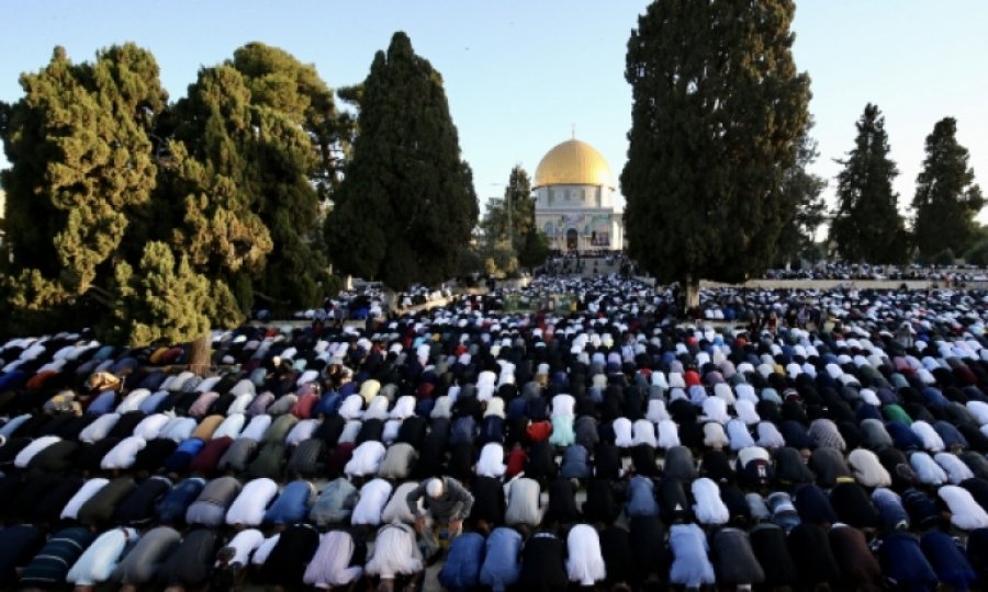 Filistin halkı bayram namazı için Mescid'i Aksa'ya akın etti