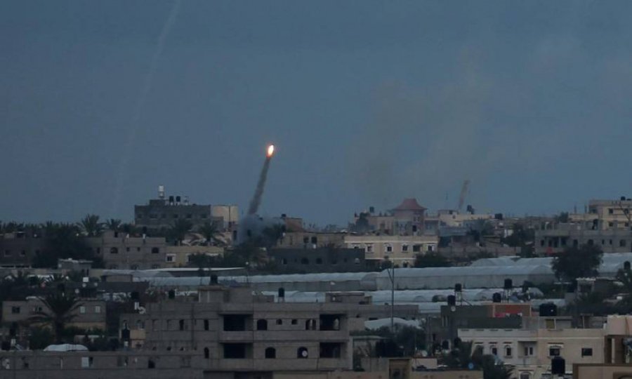 Hamas, işgal altındaki bölgeyi roketlerle vurdu