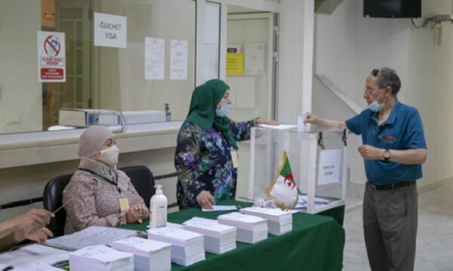 Cezayir'deki seçimde kayıtlı seçmenlerin yüzde 30'u oy kullandı