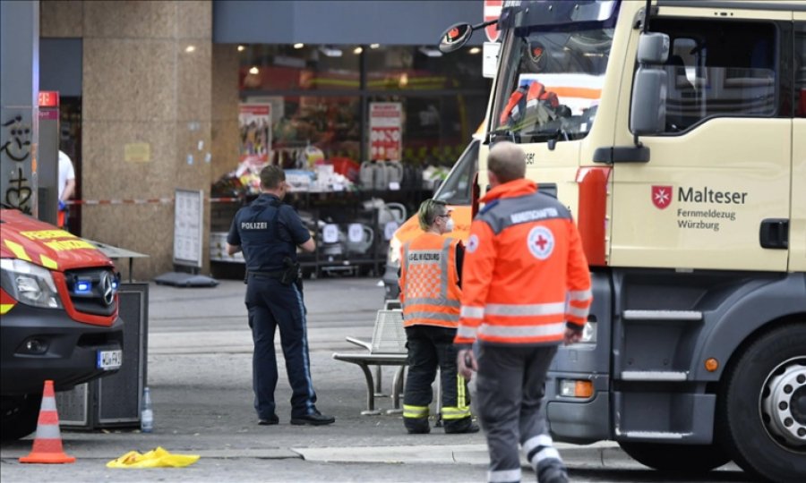 Almanya'da bıçaklı saldırı: 3 kişi öldü, en az 6 kişi yaralandı
