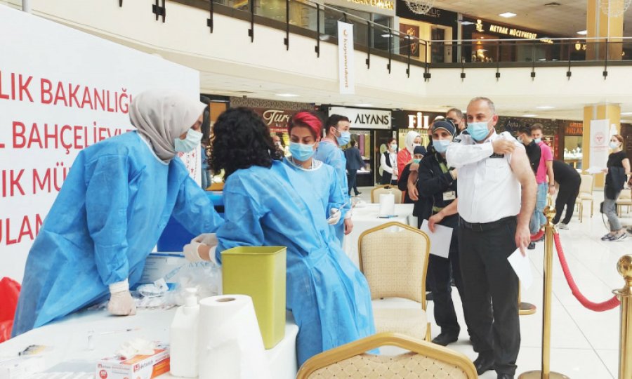 İstanbul'da ilk: AVM'ye aşı standı kuruldu