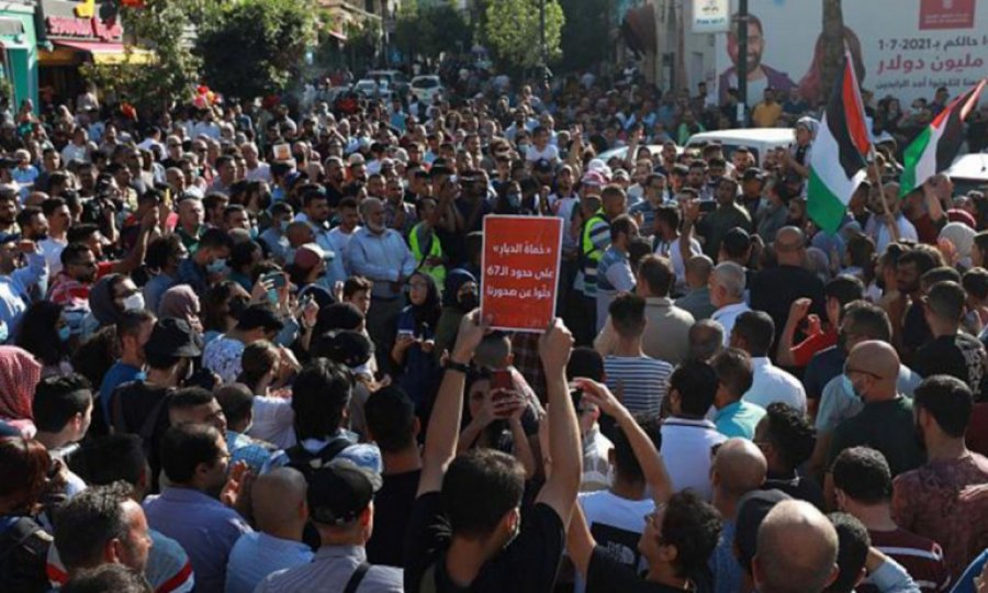 Filistin’de yüzlerce kişi, Abbas’ı protesto etti