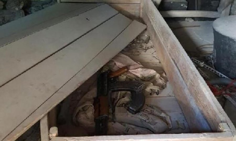 Diyarbakır'da tabutta ve okul binasında silahlar bulundu