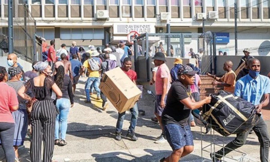 Güney Afrika'da büyük yağma: 1,5 milyon mermiyi yağmaladılar
