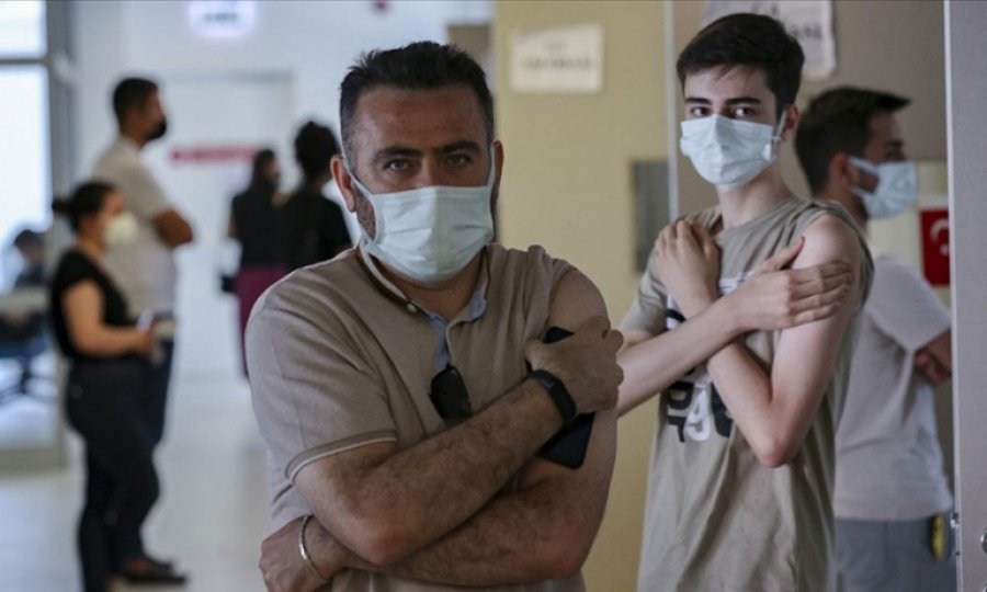 Kovid-19 aşılama programı bayramda da devam ediyor 
