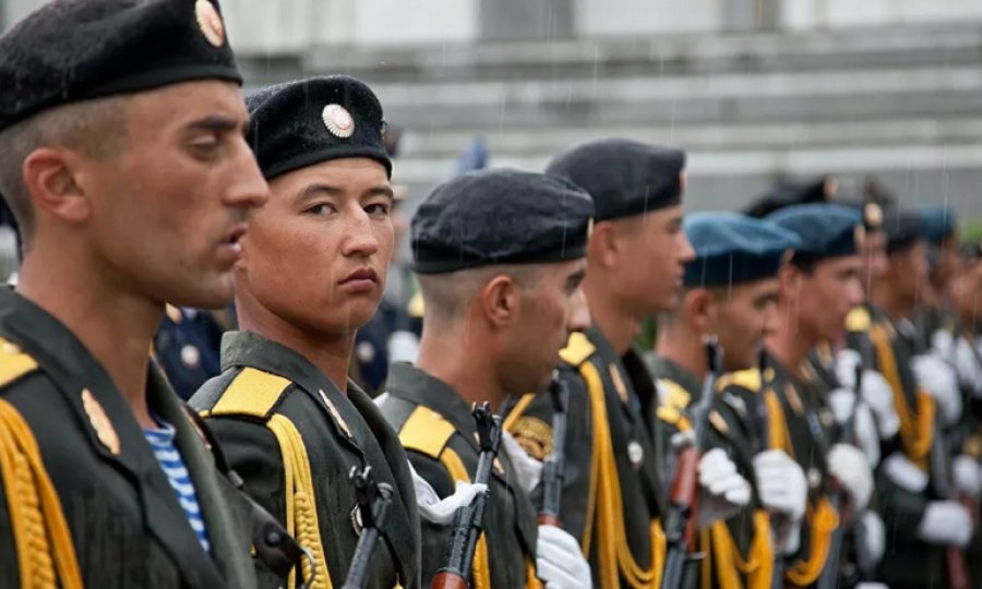 Taliban ilerlerken Tacikistan'dan orduya denetim