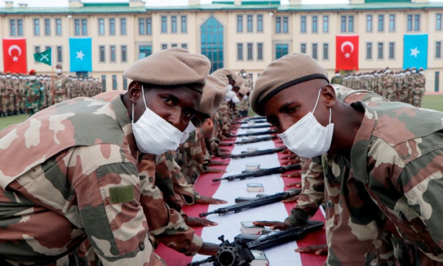 Türkiye'nin eğittiği Somalili bir grup asker göreve başladı