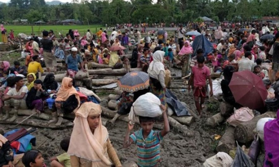 Bangladeş'teki sellerden Arakanlı mültecilerin barınakları zarar gördü