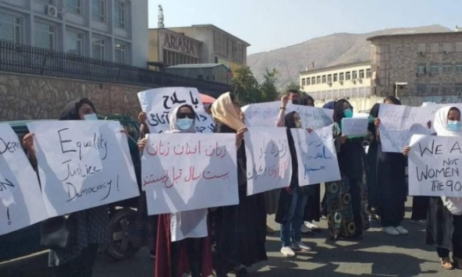 Kabil'de Afganistanlı kadınlar protestolarını sürdürüyor