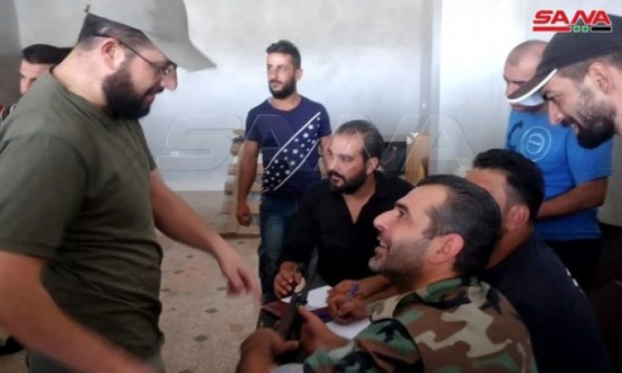 Militanlar Suriye ordusuna silahlarını teslim ediyor