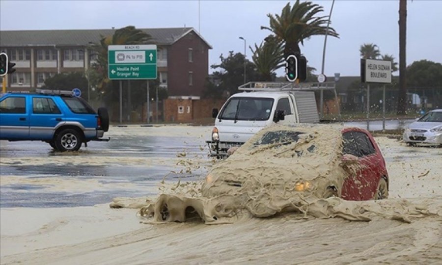 Güney Afrika şiddetli fırtınalara tutuldu: 24 ölü
