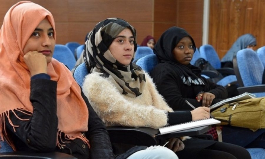 Rezevi külliyesi, Müslüman seçkin öğrencilere destek vermeye hazır