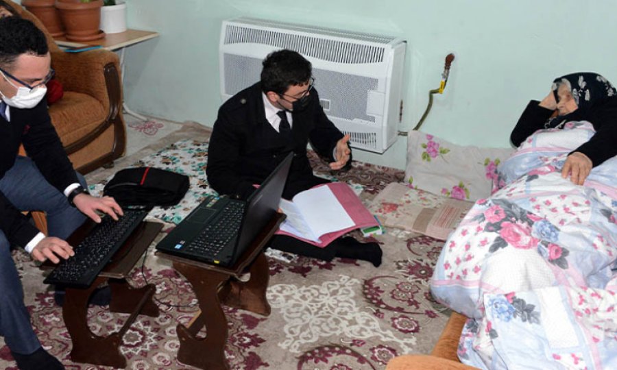 Hasta kadın adliyeye gidemeyince hakim eve geldi, odada mahkeme kuruldu