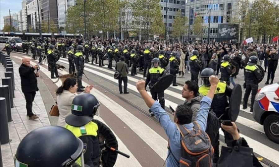 Hollanda'da ırkçı PEGIDA hareketi Kur'an-ı Kerim yakmaya çalıştı