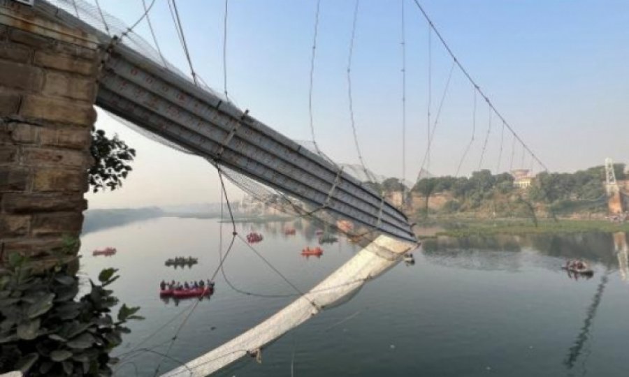 Hindistan'da çöken köprüde can kaybı artıyor