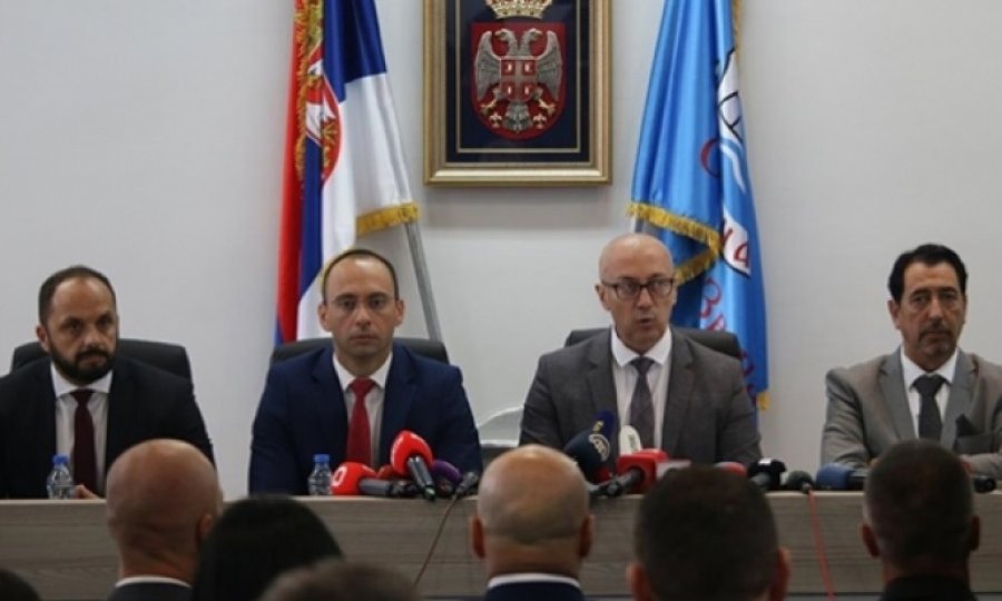 Kosovalı Sırplar ülkedeki kurumlardan çekildi