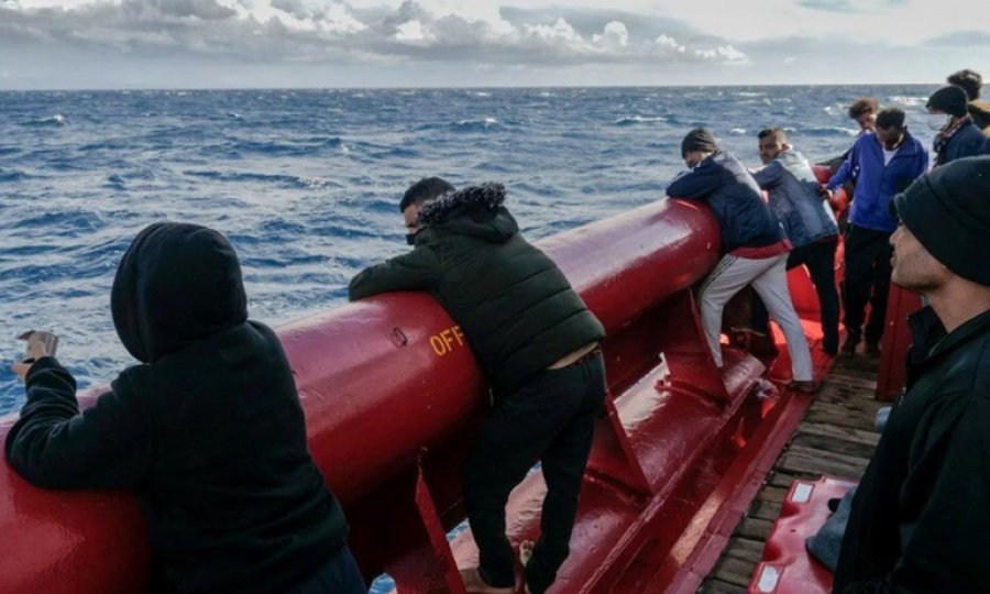 Fransa'dan göçmenleri denizin ortasında bırakan İtalya'ya tepki