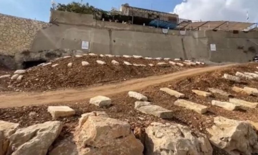 Filistinliler, işgalci İsrail'in "sahte mezarlarını" protesto etti
