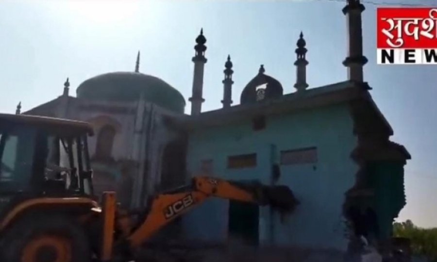 Hindistan'da bu defa 300 yıllık camiyi yıktırıldı