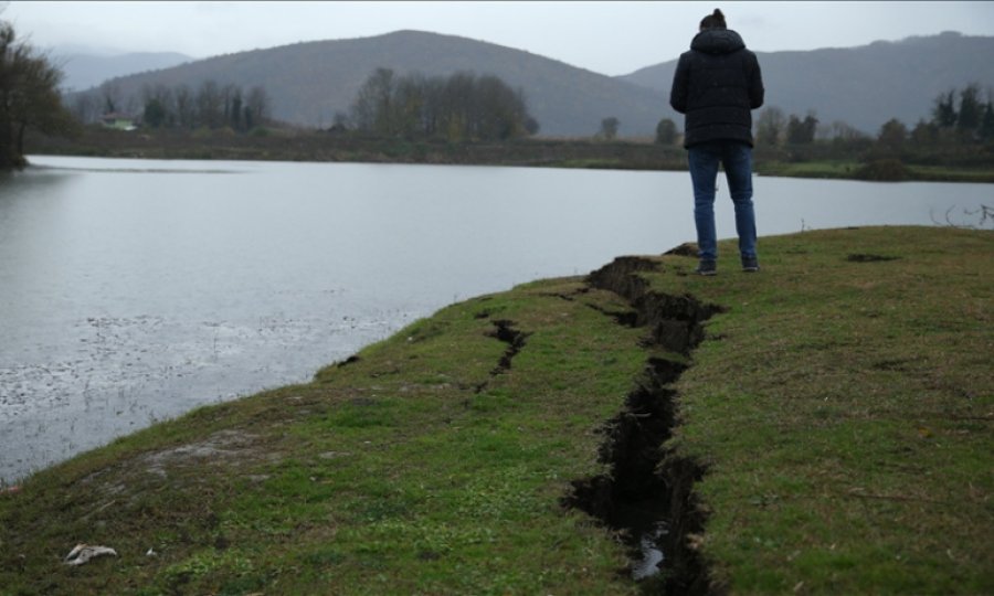 Düzce'de deprem nedeniyle meydana gelen toprak kırılmaları görüntülendi