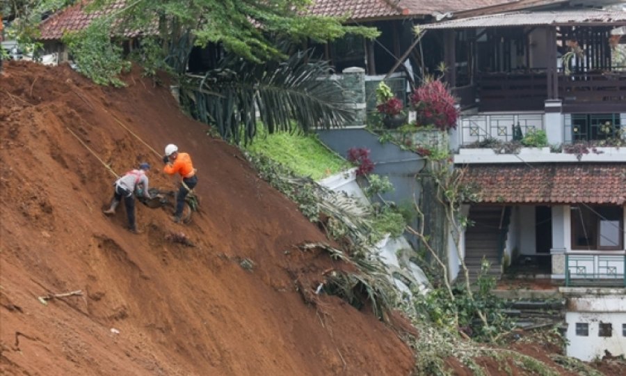 Endonezya'daki depremde hayatını kaybedenlerin sayısı 310'a yükseldi
