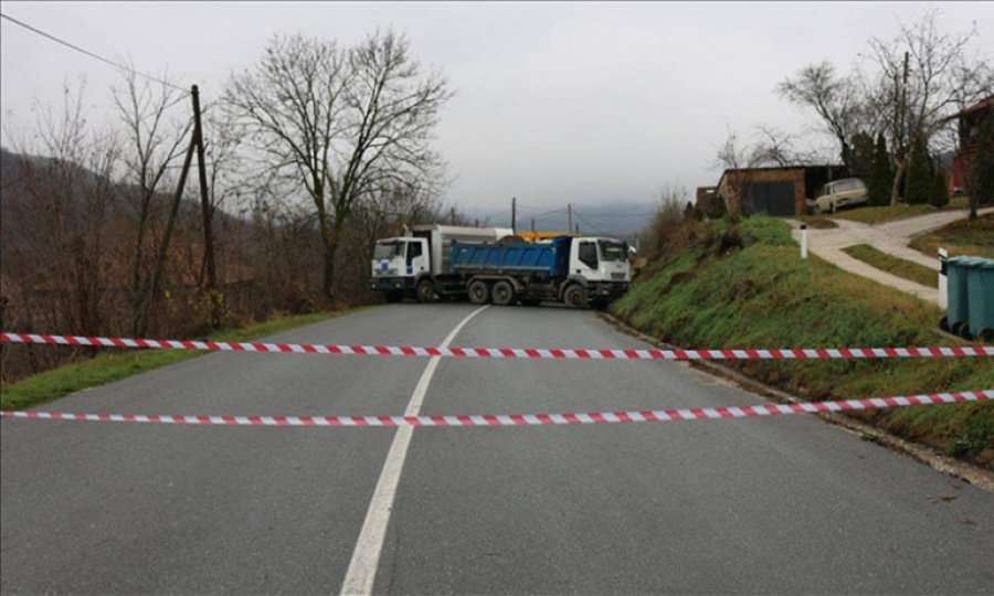 Kosova ve Sırbistan arasındaki gerginlik büyüyor: Yeni barikat kuruldu!