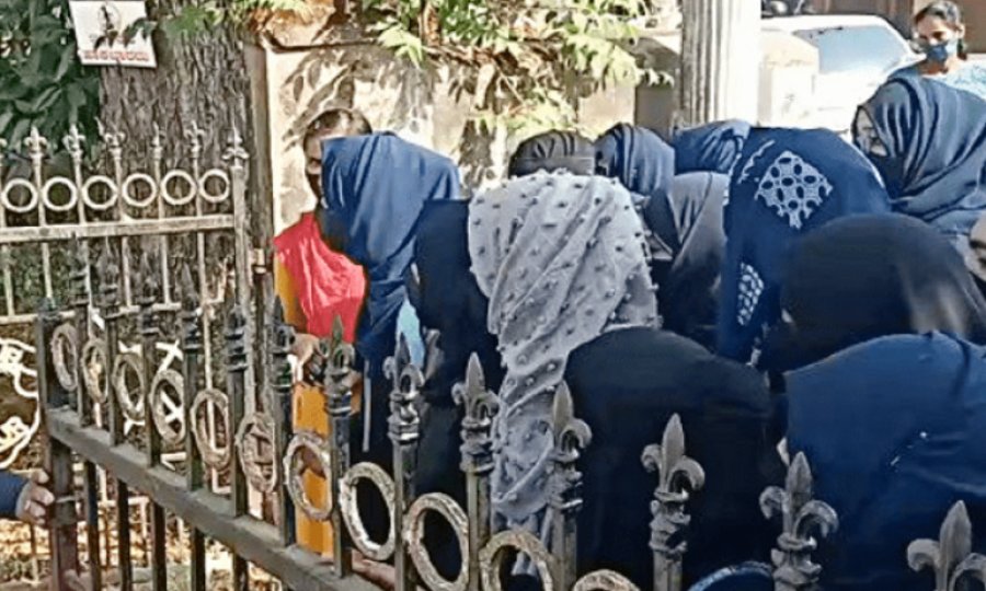 Hindistan'da başörtülü öğrenciler okullara alınmıyor
