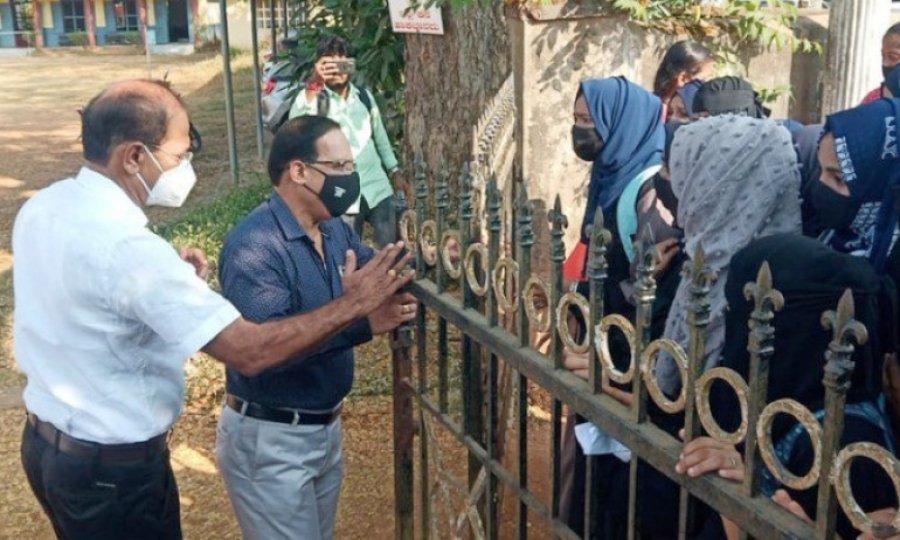 Hindistan'da başörtülü öğrenciler okula alınmıyor: Bir eyalette okullar tatil edildi