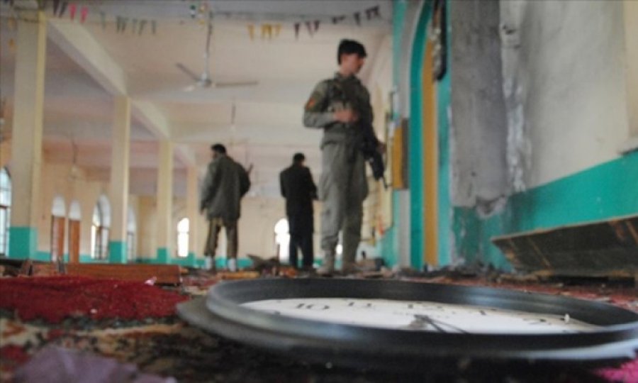 Afganistan'da camide bombalı saldırı