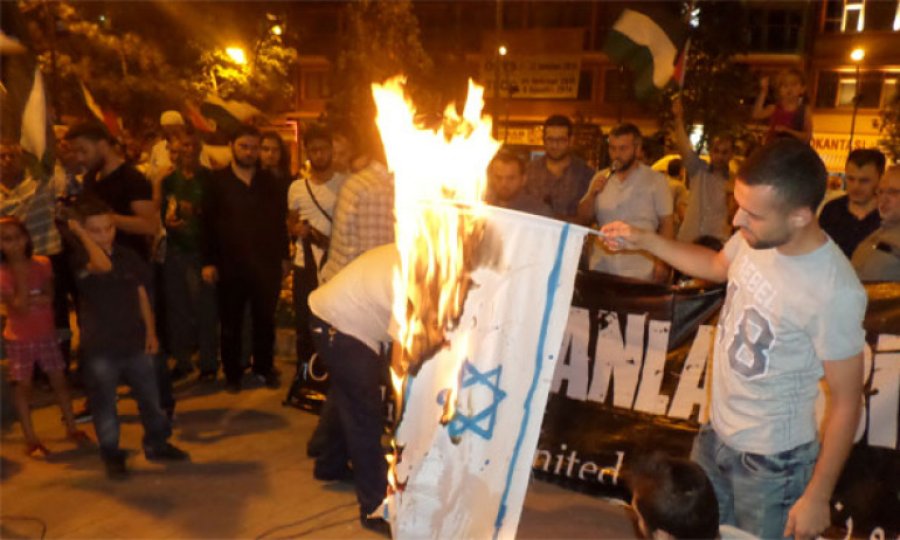 AGD'li gençler Siyonist İsrail paçavralarını direklerden söküp attı (VİDEO)