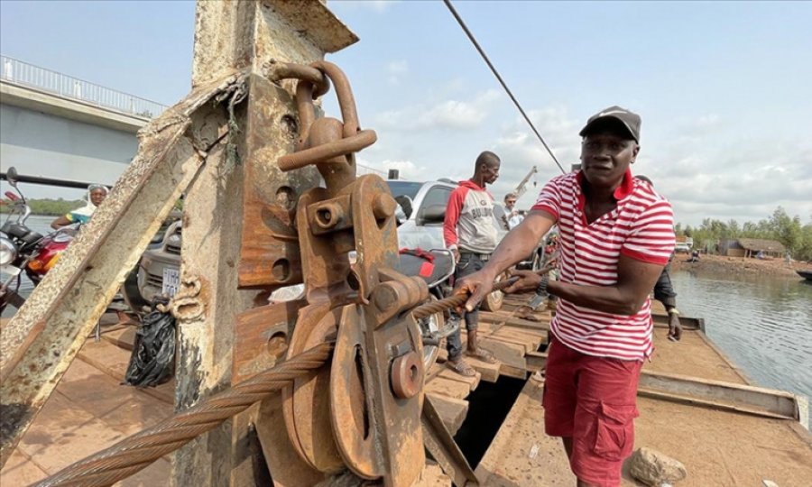 Sierra Leone'de araçların nehirden insan gücüyle geçirildiği sıra dışı taşımacılık