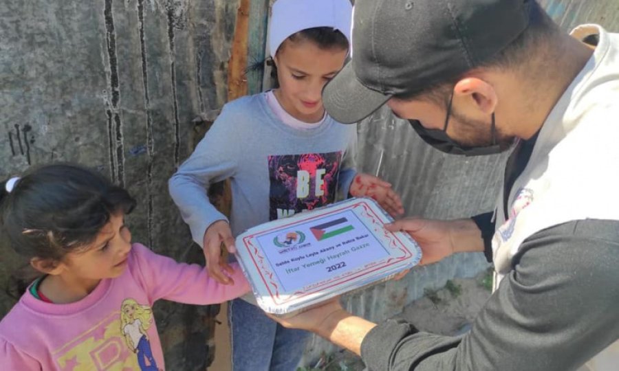 Avrupa Yetim-Der'den Gazze'li yetim ve mağdurların evlerine İftar yemeği