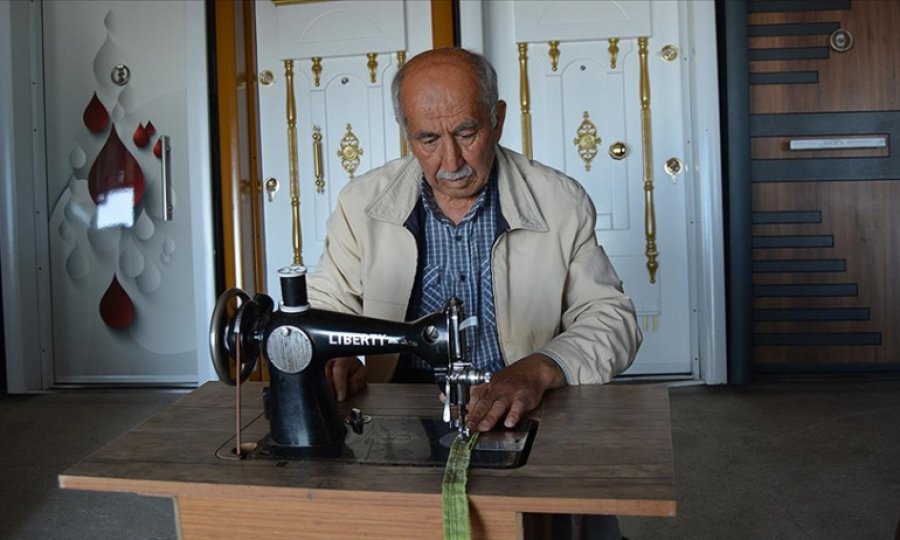 Nuri usta 50 yıldır dikiş makinesi tamir ediyor