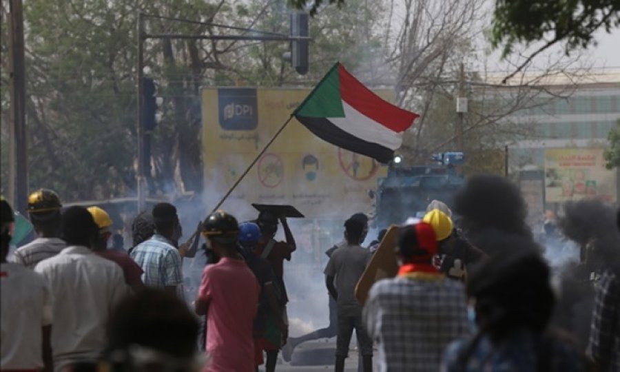 Sudan karışık: Cumhurbaşkanlığına yürümek isteyen protestocular engellendi