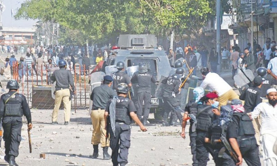Pakistan’da sokaklar karıştı: Han'ın destekçileri polisle çatıştı