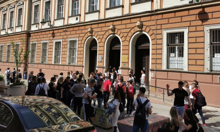 Saraybosna'da okullarda bomba ihbarı: Eğitime ara verildi