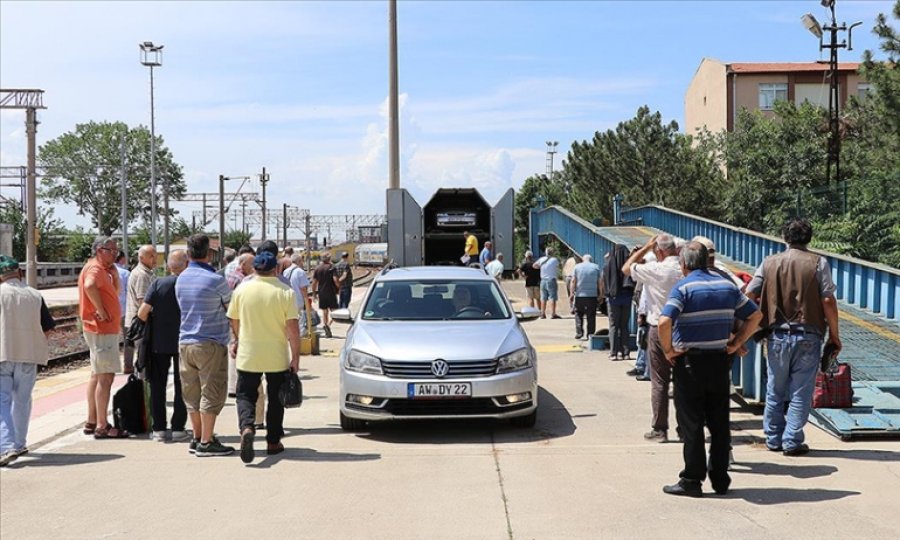 Yıllık izinlerini Türkiye'de geçirecek gurbetçilerin ülkeye gelişleri başladı