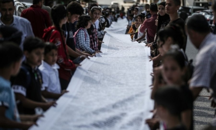 Siyonist İsrail'in ihlalleri 100 metrelik mektup oldu