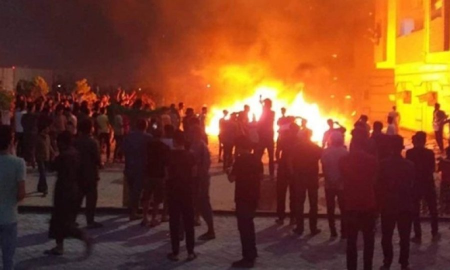 Libya'da olaylar: Eylemciler Tobruk’taki Temsilciler Meclisini ateşe verdi