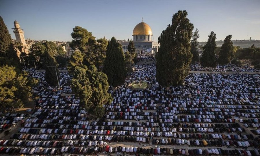 Mescid-i Aksa'da 150 bin kişi bayram namazını eda etti