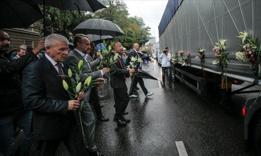 Srebrenitsalı soykırım kurbanlarının cenazeleri, Saraybosna'dan dualarla uğurlandı